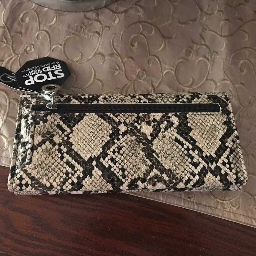 NEW DIRECTIONS:BLACK AND TAN SNAKE SKIN STYLE WALLET